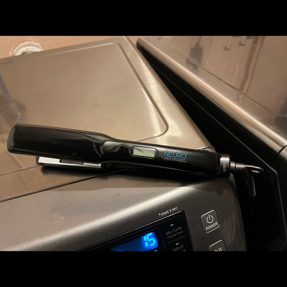 Paul Mitchell neuro titanium 1.25 in flat iron